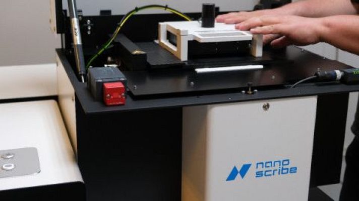 La primera impresora 3D con resolución nanométrica del ICMM - A golpe de bit | Escuchar