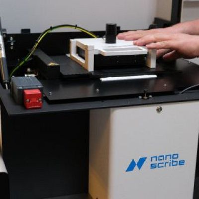 La primera impresora 3D con resolución nanométrica del ICMM - A golpe de bit | Escuchar