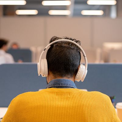 OpenAI tendrá que pagar por usar canciones con derechos - Europa abierta | Escuchar