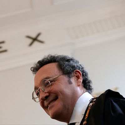 \"Se ha colocado a todo el mundo en un limbo jurídico muy difícil de resolver\" - Las mañanas de RNE | Escuchar