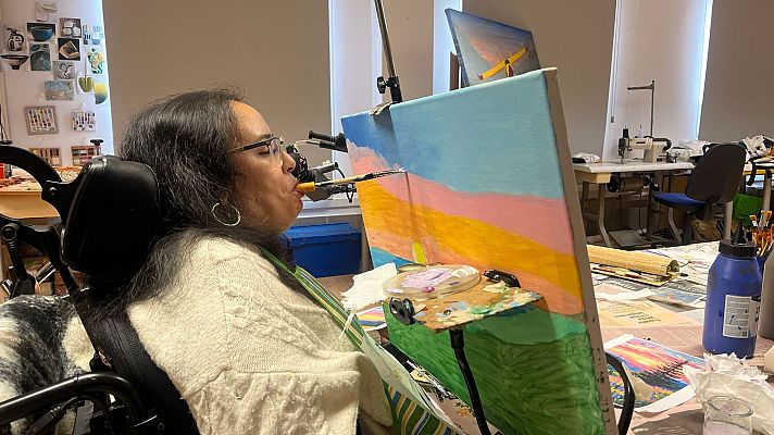 Wafa, superviviente: \"Con la silla de ruedas eres libre. Con un maltratador no\" - Mediodía en RNE | Escuchar