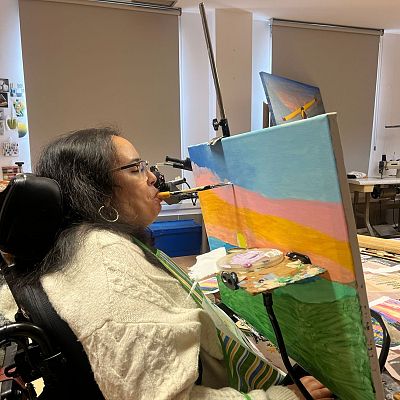 Wafa, superviviente: \"Con la silla de ruedas eres libre. Con un maltratador no\" - Mediodía en RNE | Escuchar