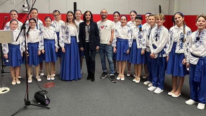 Juan Antonio Simarro  y el coro infantil Peredzvin - El último tren | Escuchar