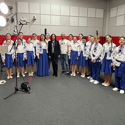 Juan Antonio Simarro  y el coro infantil Peredzvin - El último tren | Escuchar