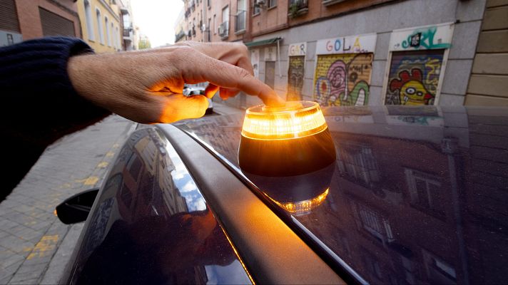 Marca España - Entrada en vigor de la nueva baliza luminosa V-16 - 09/12/25 - Marca España | Escuchar