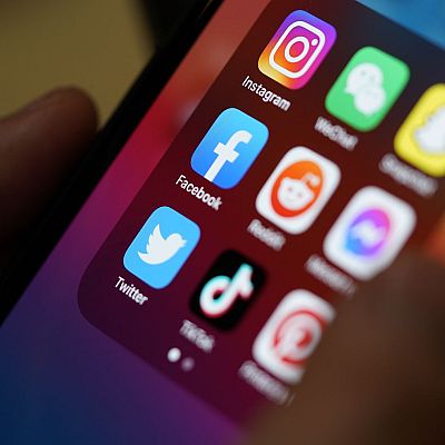 Australia limita el acceso de los menores a las redes sociales - Las mañanas de RNE | Escuchar
