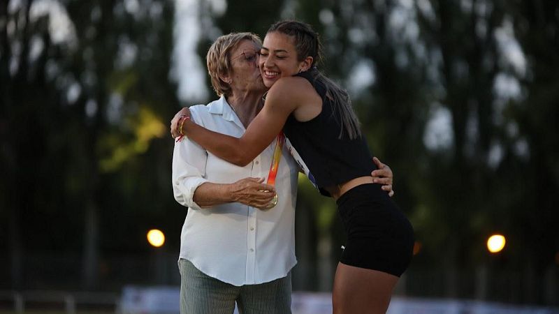 Albina Gallo, pionera del atletismo en España, da el testigo a Lucía Carrillo, su nieta y velocista internacional