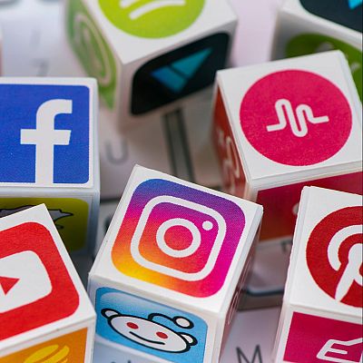 International conflicts and social media risks for teenagers - English Language Broadcast | Escuchar