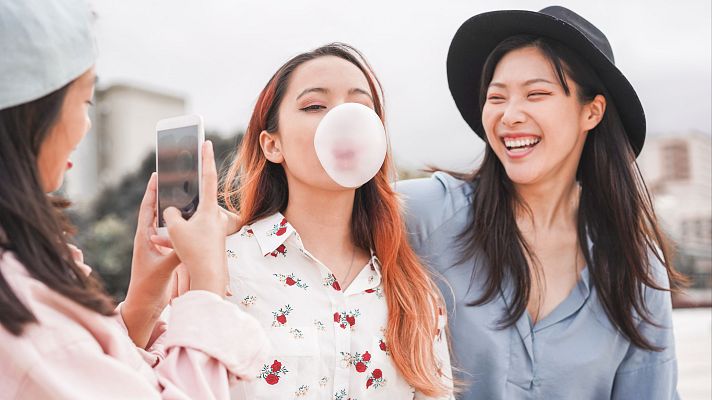 ¿En qué país está prohibido mascar chicles? - El despertador de RNE | Escuchar