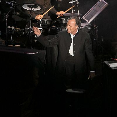 Dos extrabajadoras de las mansiones de Julio Iglesias le acusan de agresión sexual - Las mañanas de RNE | Escuchar