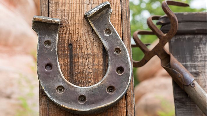 Origen de la mala suerte del martes 13 y más supersticiones - En clave Turismo | Escuchar