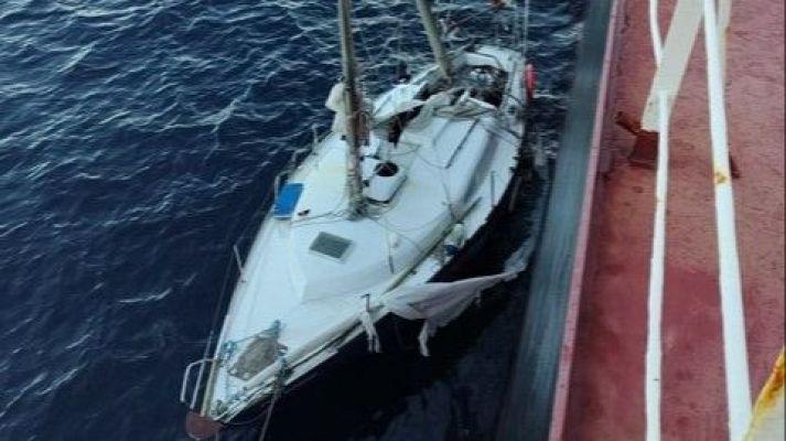Un milagroso rescate tras dos semanas a la deriva - Españoles en la mar | Escuchar