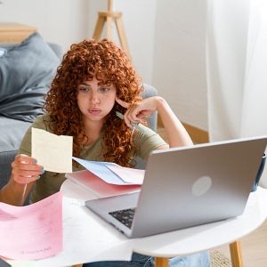 Economía de bolsillo - Guía práctica para entender y eliminar tus deudas - Economía de bolsillo | Escuchar