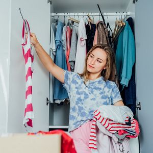 Economía de bolsillo - ¿Por qué tienes el armario lleno y nada que ponerte? - Economía de bolsillo | Escuchar