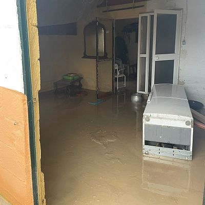 Sin agua ni luz y mucha incertidumbre: Volver a casa tras el temporal - Mediodía en RNE | Escuchar