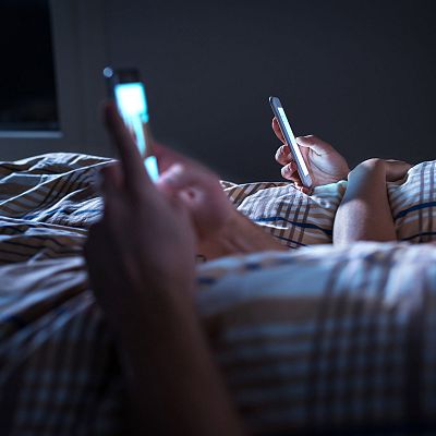 Analizamos cómo los móviles pueden poner en peligro la intimidad de las parejas al ser la última luz que se apaga en la habitación, damos recursos para jóvenes y adolescentes en Internet y repasamos las formas en las que la literatura nos llevó a la Luna.