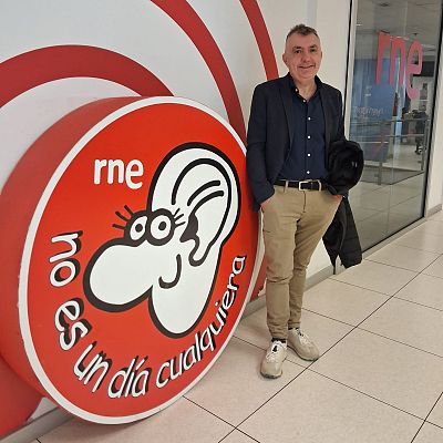 No es un día cualquiera - Entrevista a Manuel Vilas | Escuchar