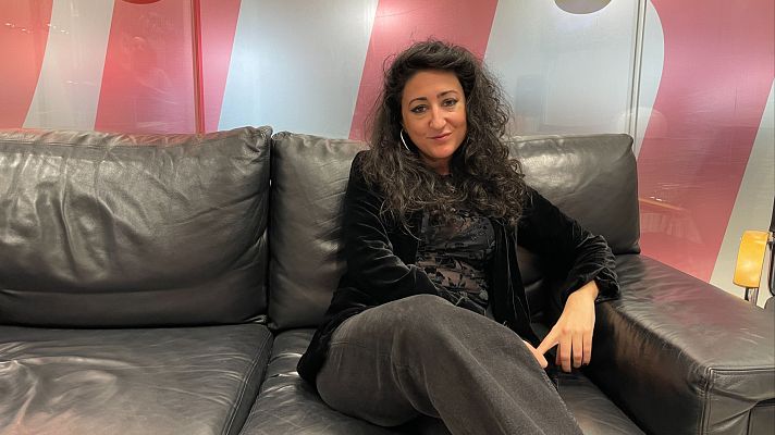 El ojo crítico - Azahara Palomeque nos lleva a su 'Pueblo blanco azul' - Escuchar ahora