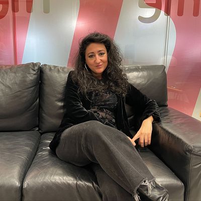 El ojo crítico - Azahara Palomeque nos lleva a su 'Pueblo blanco azul' - Escuchar ahora