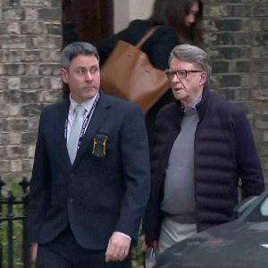 Cinco continentes - Cinco Continentes - Mandelson, detenido en Londres - Escuchar ahora