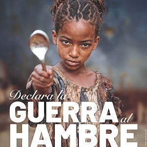 África hoy - Una niña africana, con el pelo trenzado y vestimenta humilde, sostiene una cuchara mientras mira directamente a la cámara. La imagen incluye el logotipo de una organización y el mensaje 'Declara la GUERRA al HAMBRE'.