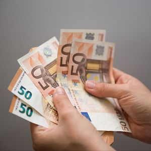 Economía de bolsillo - ¿Recuerdas en qué gastaste tu primer salario? - Economía de bolsillo | Escuchar