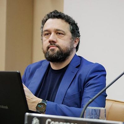 Constitución Clara. Rubén Vinagre - Un idioma sin fronteras | Escuchar
