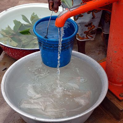 Acceder al agua transforma la vida de mujeres y niñas - África hoy | Escuchar