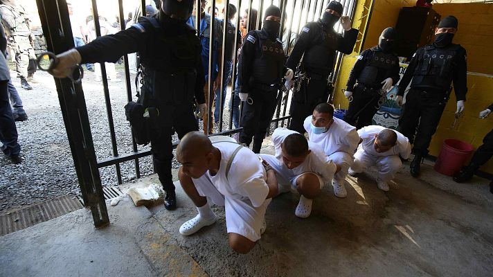 El Salvador refuerza su mano dura tras 4 años de excepción - Hora América | Escuchar