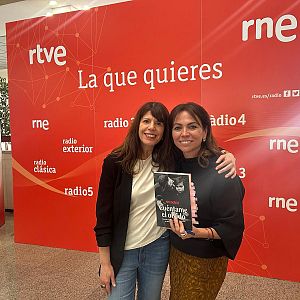 Libros de arena en Radio 5 - Libros de arena - Mavi Doñate y 'Cuéntame el olvido' - Escuchar ahora