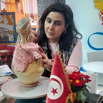 Conversamos con la artista plástica tunecina Dorra Mselmani - Emisión en árabe | Escuchar