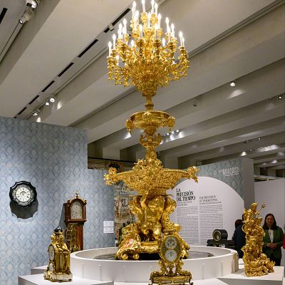 Nos traslada al momento en el que los relojes dejaron de ser objetos decorativos y se convirtieron en instrumentos cada vez más exactos - Cultura con Ñ | Escuchar