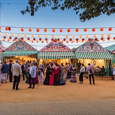 Sevilla se viste de Feria - Celebrando España | Escuchar