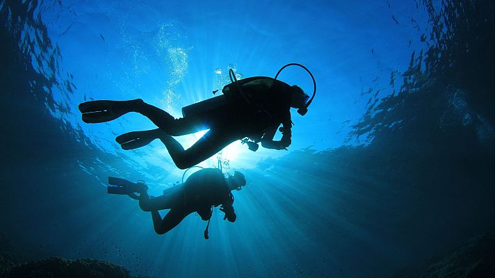 Surcando los mares y explorando los tesoros de sus fondos - Españoles en la mar | Escuchar