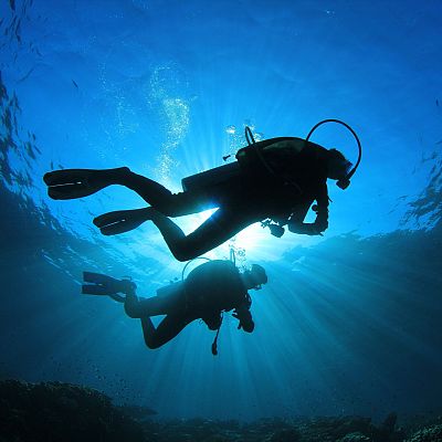 Surcando los mares y explorando los tesoros de sus fondos - Españoles en la mar | Escuchar