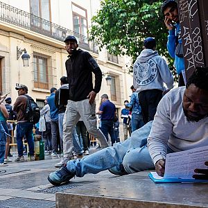 Más cerca - Largas colas de inmigrantes para obtener el certificado de vulnerabilidad - Escuchar ahora