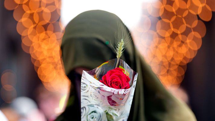 ¿A quién le regalarías hoy una rosa y por qué? - El despertador de RNE | Escuchar