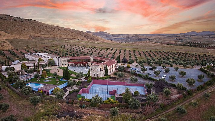 Un refugio entre olivos toledanos en la ruta del Quijote - En clave Turismo | Escuchar