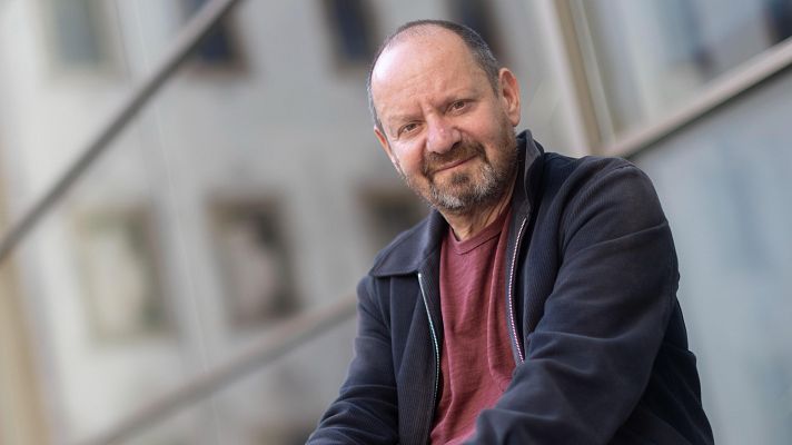 Reflections on literature and international law with Philippe Sands - English Language Broadcast | Escuchar