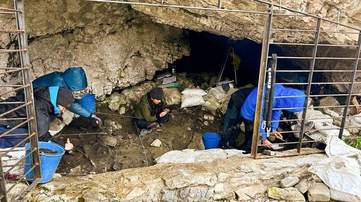 La Cova 338 redefine la prehistoria de los Pirineos - A golpe de bit | Escuchar