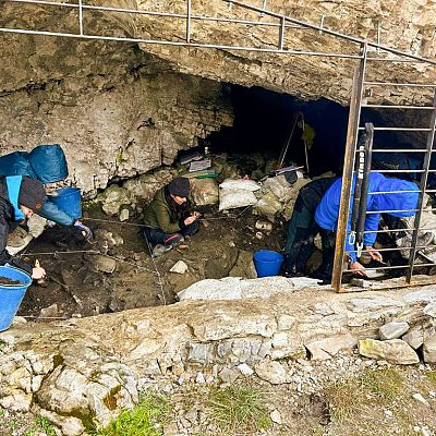 La Cova 338 redefine la prehistoria de los Pirineos - A golpe de bit | Escuchar