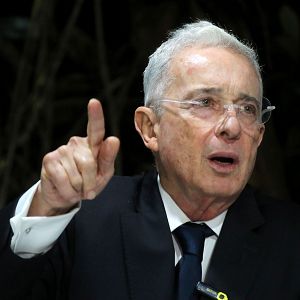 Hora América - Uribe: "A Cepeda le apoyan los violentos; su victoria no será legítima" - Hora América | Escuchar
