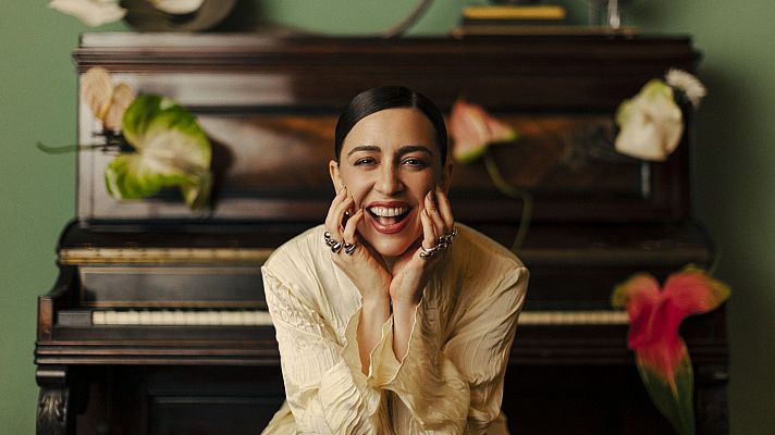 Roberta Sá reflete sobre amadurecimento pessoal e artístico - Emissão em Português | Escuchar