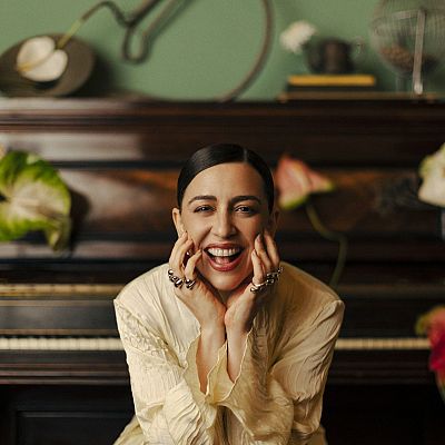 Roberta Sá reflete sobre amadurecimento pessoal e artístico - Emissão em Português | Escuchar