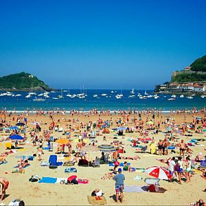 Fin de mes - Fin de mes - El calor aprieta y el sector turístico también - Escuchar ahora