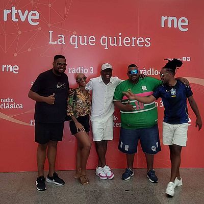 Vitor Art & Os Meninos da Mangueira fazem samba na Europa - Emissão em Português | Escuchar