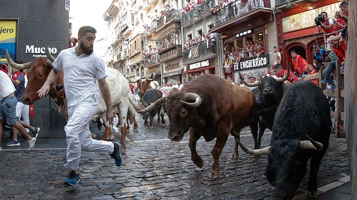 Sanfermines: la fiesta que transforma Pamplona - Celebrando España | Escuchar