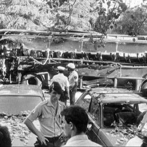 Más cerca - " 1986 . Plaza de la Republica Dominicana, "12 vidas y una herida permanente" - Mas cerca