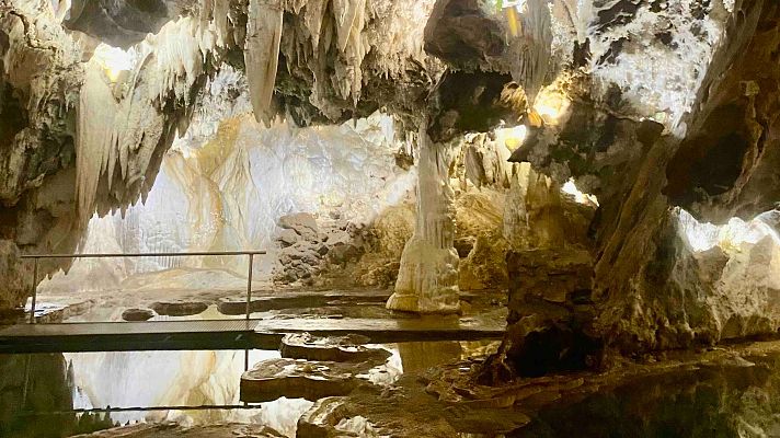 La Gruta de las Maravillas y las Cuevas de Alájar en Huelva - La Iberia verde | Escuchar