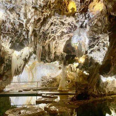 La Gruta de las Maravillas y las Cuevas de Alájar en Huelva - La Iberia verde | Escuchar